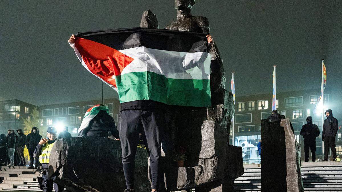 Pro-palästinensische Aktivisten am Donnerstagabend in Amsterdam. 