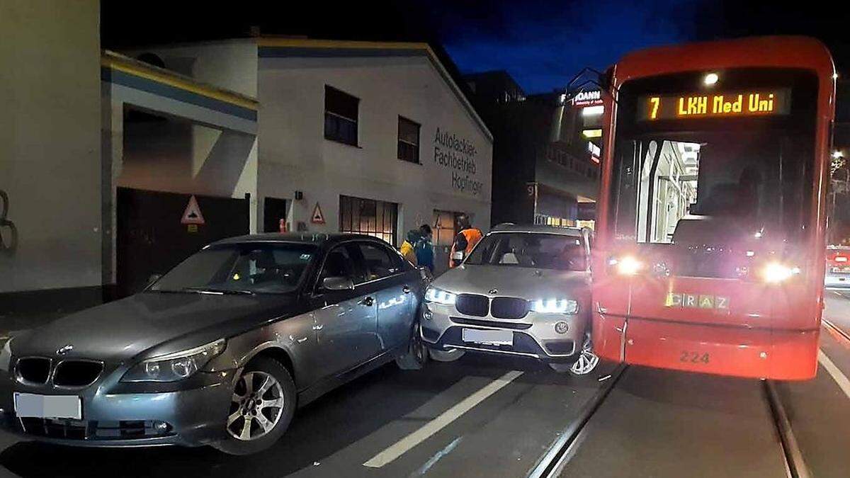 Aus noch ungeklärter Ursache kollidierten am Donnerstag in Eggenberg zwei Pkw und eine Straßenbahn