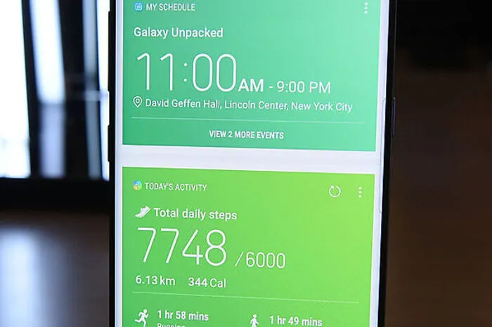 Mit dem Galaxy S8 hat Samsung auch seinen digitalen Assistenten Bixby vorgestellt. Er soll nicht nur Sprache erkennen, sondern auch Kontext wie die Umgebung oder Tageszeit in seine Antworten einbeziehen.