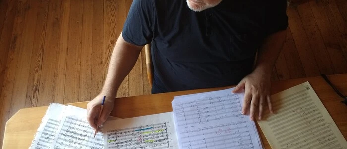 Komponist Richard Dünser bei der Arbeit