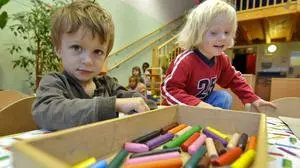 APA5510002-4 - 19102011 - WIEN - ÖSTERREICH: THEMENBILD - Illustration zum Thema Kinderbetreuung/Kindergarten/Kinderkrippe: Kinder einer Kindergruppe in Wien aufgenommen am Freitag, 7. Oktober 2011, beim Malen in ihrem Gruppenraum. APA-FOTO: HERBERT NEUBAUER,sujet, feature