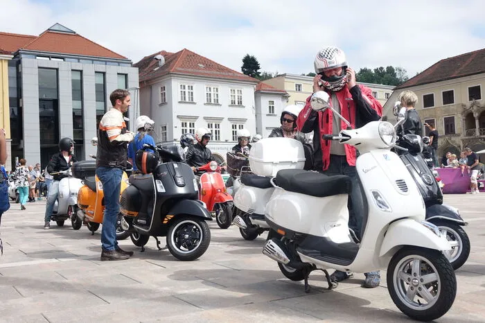 Voller Stolz werden dei Vespas präsentiert.