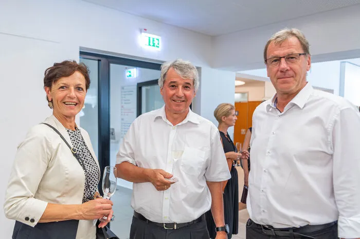 Zeremonienmeister und Weinbaudirektor Werner Luttenberger mit LK-Vizepräsidentin Maria Pein und Peterquelle-Boss Gerald Doleschel