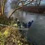 Die Feuerwehr barg das Auto aus dem Fluss
