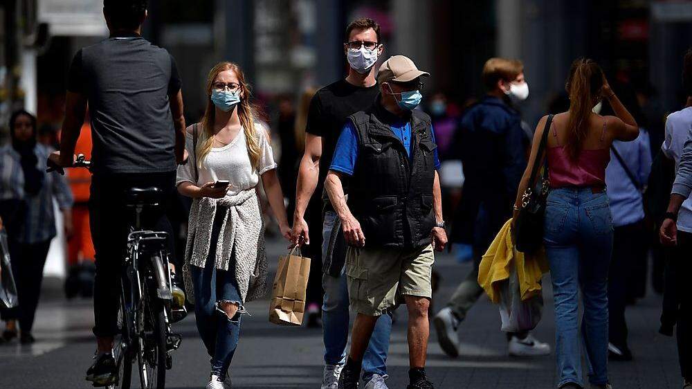 Straßenszene aus Antwerpen: Fast alle halten sich an die Maskenregel