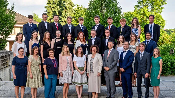 Es maturierten Boch Lara Christin, Ederer Felix, Heuberger Moritz, Karabaic‘ Ninja, Kaufmann Liara, Math Mathias, Matzer Jonas, Möstl Paul, Pfleger Michael, Reiter Julian, Ruff Magdalena, Samer Fabio, Scheidl Lilith, Siegl Jonas, Tautter Nina, Weiss Katharina, Zach Elisabeth, Ziesler Jonathan. Klassenvorständin war Brigitte Greimel.