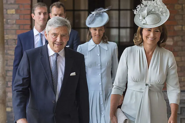 Unter den Gästen: Großeltern Prinz Charles und Herzogin Camilla sowie Herzogin Kates Eltern Michael und Carole Middleton.