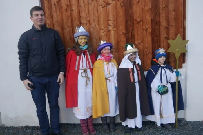Begleitet von Pfarre Christoph Wiesler zieht die Gruppe durch Fehring...