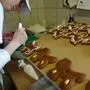 Hier wird gerade Lebkuchen händisch verziert