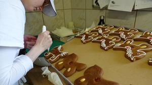 Hier wird gerade Lebkuchen händisch verziert
