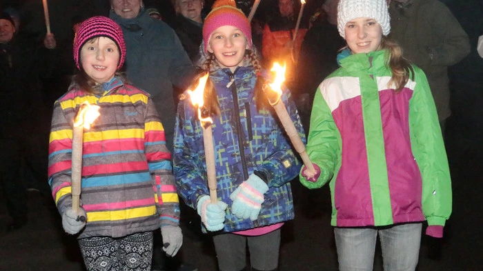 Am vierten Adventsamstag wurde vom Pfarrgemeinderat rund um Adolf Reiner und vom Kirchenchor zu einer Fackel-Sternenwanderung in die Pfarrkirche geladen.