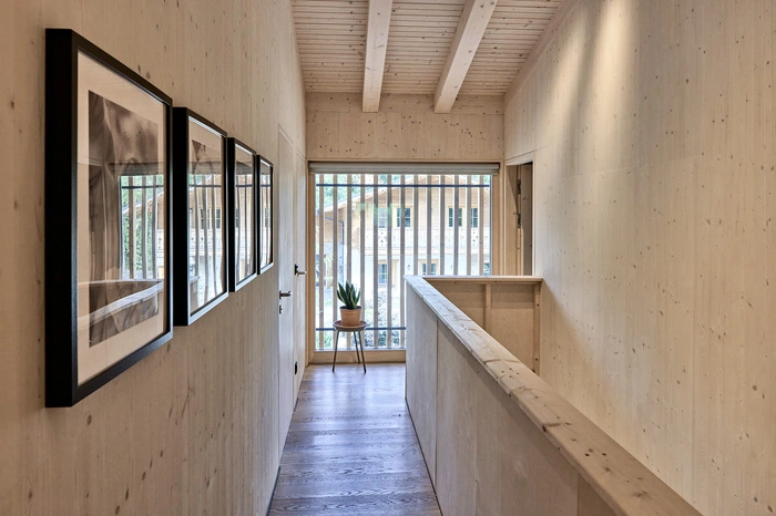 Holzbaupreis für Private Wohnbauten - Handwerkspreis: Haus D Urteil der Jury:Überzeugend waren die Innenräume: Architektonisch innovativ wurden differenzierte Raumvolumina für eine große Familie geplant. Vielfältige Räumübergänge, ohne eng oderunübersichtlich zu sein, bieten so Raum für die Bewohner jeden Alters und die Möglichkeit entsprechenden Mitwachsens.