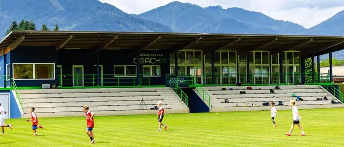 Kinder auf einem Fußballfeld