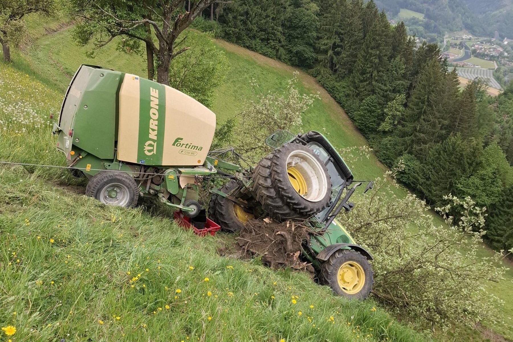 Traktor stürzte ab – Feuerwehr und Bauern eilten zur Hilfe