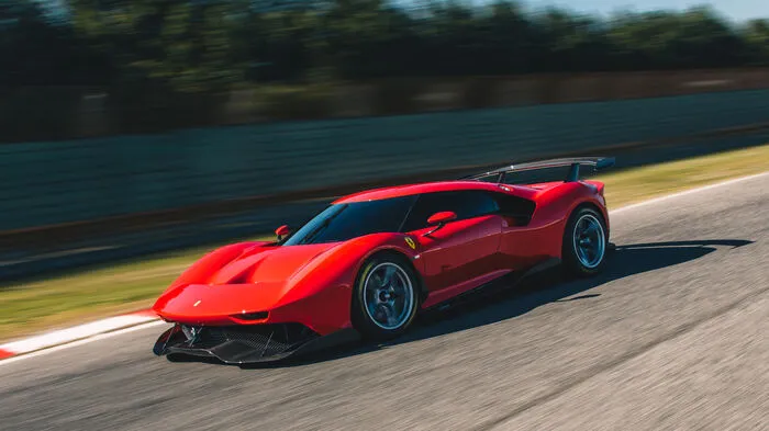 Es gibt zwei Dinge, die man als Ferrarikäufer wissen sollte: Wenn sie einen nicht mögen, verkaufen sie dir kein limitiertes Modell – ganz egal, wie viel man ihnen auch bietet. Doch wenn man in der Gunst der Ferraristi ganz oben steht, bauen sie einem sogar ein ganz persönliches Wunschmodell – aber nur, wenn man beim Preis keine Fragen stellt.