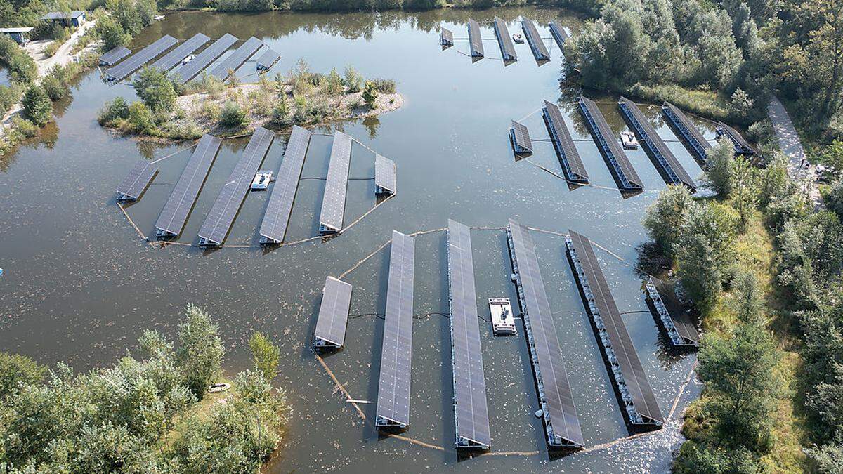 Floating-PV-Anlage auf einem Schotterteich in Fernitz-Mellach