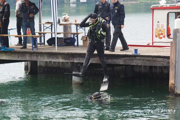 Nach ein paar Jahren Pause legten die Lehrtaucher der Klagenfurter Berufsfeuerwehr Harald Mulle und Stephan Holzer den Tauchbewerb um die "Goldene Rose vom Wörthersee" neu auf. 20 von je drei Tauchern und einem Mannschaftsführer gebildete Teams machten mit. Darunter Feuerwehren aus Wien, Salzburg, Ober- und Niederösterreich, der Steiermark aber auch aus Bruneck im Südtirol.