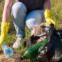 Kein seltenes Bild: Plastikflaschen und Co landen sehr oft in der Natur