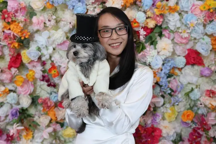 Jim Xu mit Hershey, im Outfit von Whoopi Goldberg