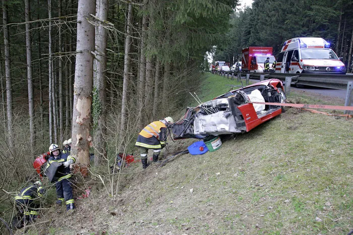 Durch die Wucht des Aufpralls wurde der Sportwagen in zwei Teile gerissen. Der Lenker starb noch vor Ort.