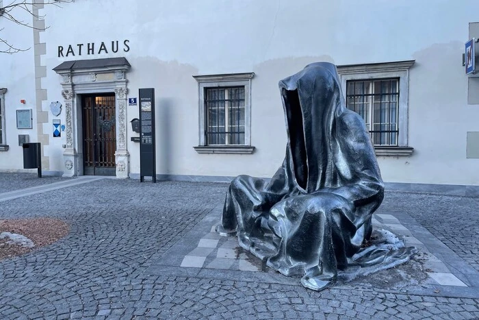 Gerhard Köfer ließ die Skulptur des Künstlers Manfred Kielnhofer vor dem Spittaler Rathaus entfernen. Der Künstler fiel zuvor mit einem antisemitischen Posting im Internet auf. 