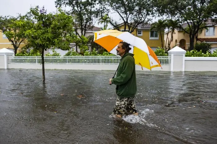 Bewohner in der Region wurden dazu aufgerufen, zu Hause zu bleiben und nicht mit dem Auto durch das Hochwasser zu fahren.
Hollywood, Florida