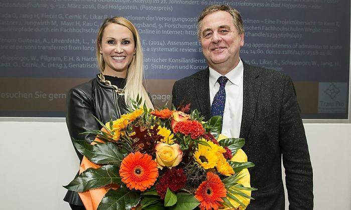 Preisträgerin Olivia Kada mit Frank Erbguth vom Klinikum Nürnberg