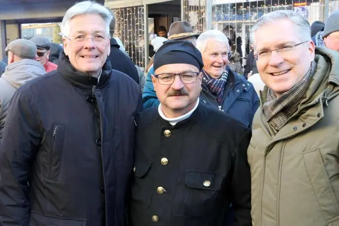„Der Jahreswechsel ist ein Moment des Innehaltens und des gemeinsamen Ausblicks. Ich freue mich sehr, auf unserem Hauptplatz auf das neue Jahr anzustoßen und uns gemeinsam auf 2026 einzustimmen“, sagte Bürgermeister
Martin Kulmer (rechts).  