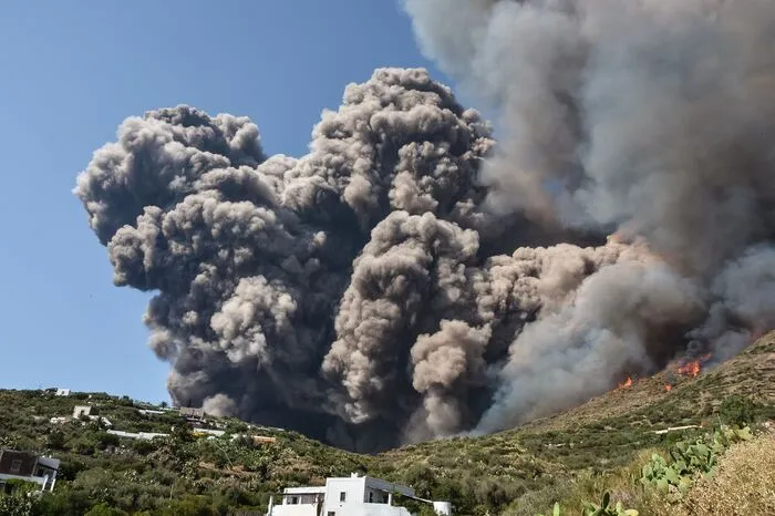 Dann kommen Touristen aus aller Welt, um sich an den herrlichen schwarzen Lavastränden zu sonnen und sich ein bisschen vor dem Vulkan im Hintergrund zu gruseln. Am Mittwochnachmittag durchschnitten zwei laute Explosionen das Sommeridyll. Wie ein Kanonendonner kam es von dem gut 900 Meter hohen Feuerberg herab.