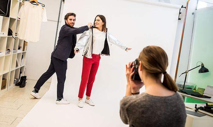 Gregor Grüner beim Online-Shooting mit Model Sandra Gutic und Fotografin Melanie Oberländer Grüner mit seiner Frau bei der Auswahl einer Unterwäsche-Kollektion