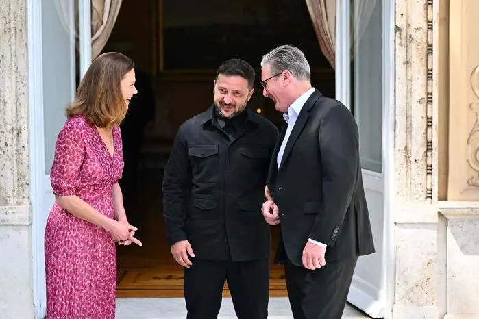 Der britische Premier Minister Keir Starmer und Ehefrau Victoria im Gespräch mit dem ukrainischen Präsidenten Selenskyj