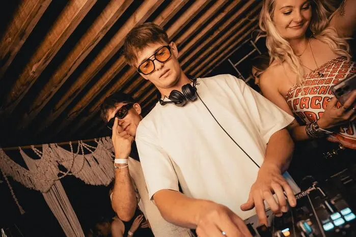 Begleitet wurden sie dabei von verschiedensten DJs, unter anderem Destro (Daniel Himmler), Am Society, the Waves, mitch, schorschi und List