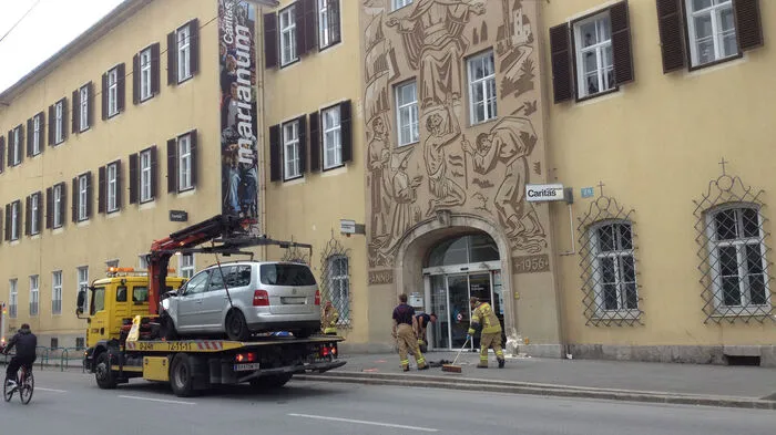 Unfassbare Tat in der Grazer Mariengasse: Ein Mann fuhr ungebremst auf seine Frau und zwei Kinder zu. Alle drei wurden schwer verletzt.
