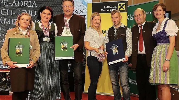 Von links: Brigitte Gallor, Brigitte und Othmar Kienzl, Stefanie Stückler und ihr Lebensgefährte Gerhard Marzi sowie Anton Heritzer als Direktvermarkter-Landesobmann und Roswitha Plösch, die  Geschäftsführerin des Direktvermarkter-Verbandes