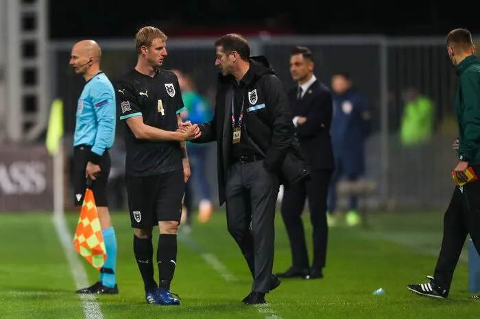 Martin Hinteregger: 3 Musste in seinem 50. Länderspiel früh runter, weil errotgefährdet war. Hatte Glück, beim harten Foul von Deac, das Rot zur Folge hätte haben müssen, unverletzt geblieben zu sein.
