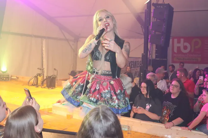 Die Tiroler Schlagersängerin "Hannah" zündete den Stimmungsturbo und konnte "Manda und Weiba" mit ihren Liedern mitreißen. 