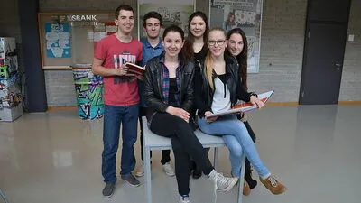 Sie und ihre Kollegen haben die Reifeprüfung bestanden: Philipp Sommer, Robert Curuti, Martina Hutze, Anja Spanz, Renate Pichler und Bergmann