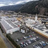 Stora Enso prüft den Verkauf seines Sägewerks in Bad St. Leonhard; die Zukunft des Standorts bleibt ungewiss, während Investitionen laufen