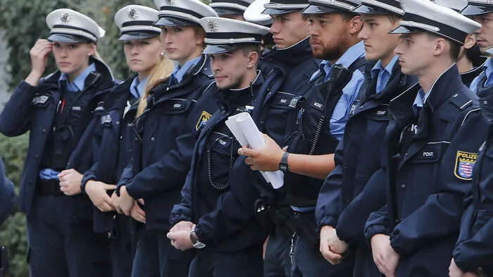 In der umfangreichsten Evakuierungsaktion in der Geschichte der Bundesrepublik hatten mehr als 60.000 Menschen in der Bankenstadt ihre Wohnungen verlassen müssen. Ursprünglich hätte die Entschärfung der Weltkriegsbombe gegen 12 Uhr starten sollen.