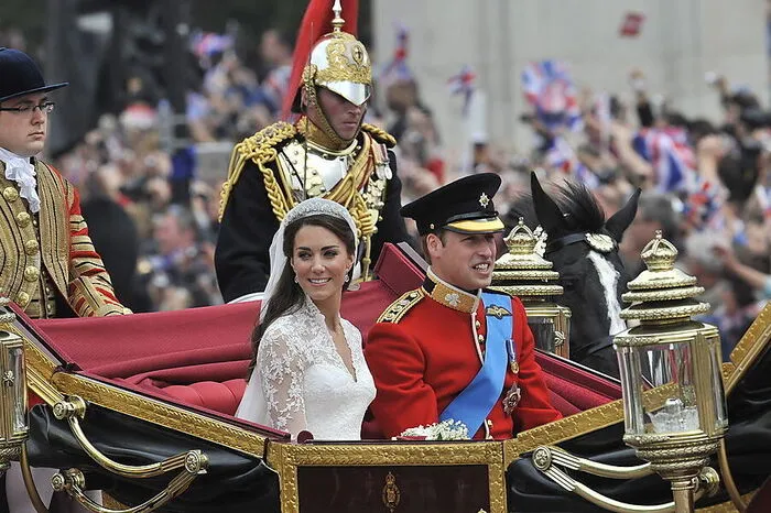 Wie Prinz William und Herzogin Kate bei ihrer Hochzeit im Jahr 2011 (siehe Bild) wollen auch Harry und Meghan nach der Trauung in der Pferdekutsche kurz über die Hauptstraße der Stadt fahren, um die Feierlichkeiten mit der Bevölkerung zu teilen.