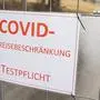 ABD0091_20210305 - RADSTADT - ÖSTERREICH: Eine Straßensperre am Freitag, 5. März 2021, anlässlich des Beginns der Ausfahrtsbeschränkung für die Gemeinde Radstadt. Für die beiden Gemeinden Radstadt und Bad Hofgastein im Salzburger Pongau ist ab Donnerstag, 24.00 Uhr, für zwei Wochen eine Ausreisebeschränkung verhängt worden. - FOTO: APA/EXPA/MARTIN HUBER