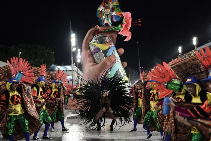 Der Startschuss für den Karneval war am Freitagabend gegeben worden. Wie im Vorjahr verweigerte der evangelikale Bürgermeister von Rio, Marcelo Crivella, seine Teilnahme an der traditionellen Eröffnungszeremonie.