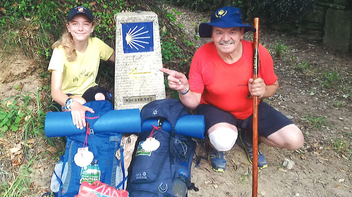 Gut gerüstet am Jakobsweg: Enkelin Cora (12) und Opa Karl (59) Hajek aus Mautern