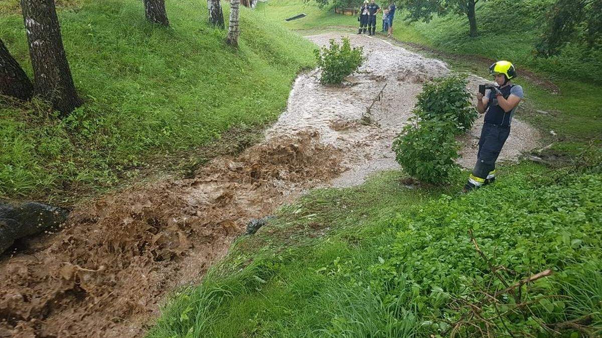 Wassermassen bahnten sich in Pöls ihren Weg