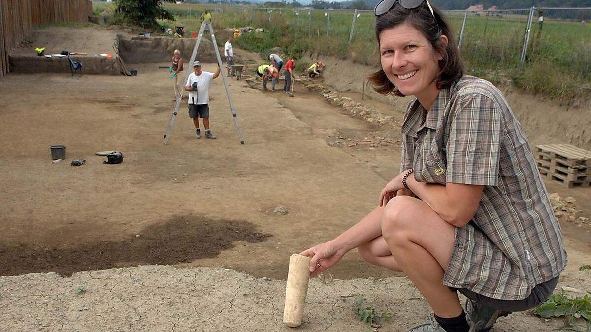 Die Archäologin Desiree Ebner-Baur mit dem Fuß einer römerzeitlichen Amphore