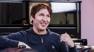 James Blunt auf einer schwarzen Couch | James Blunt lässt in seinen zehn neuen Songs tief blicken