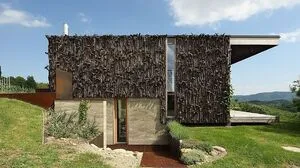 Die in die Fassade bündig eingesetzten Fenster lassen den  Kubus besonders elegant erscheinen Koeberl Doeringer Architekten