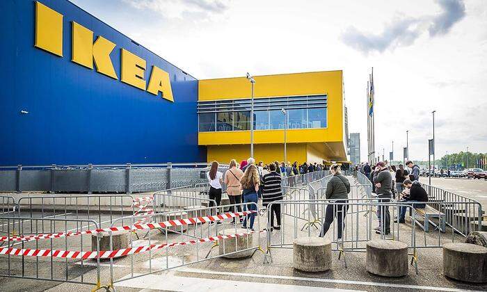 Im niederländischen Herleen bildeten sich am Dienstag lange Menschenschlangen vor einem Ikea-Einrichtungshaus