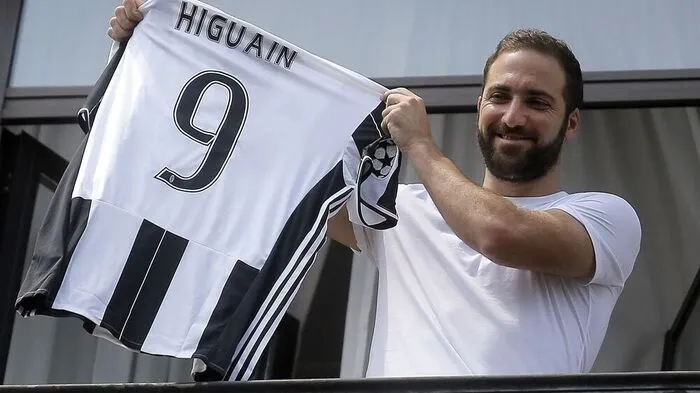Higuain posiert mit Juve-Trikot