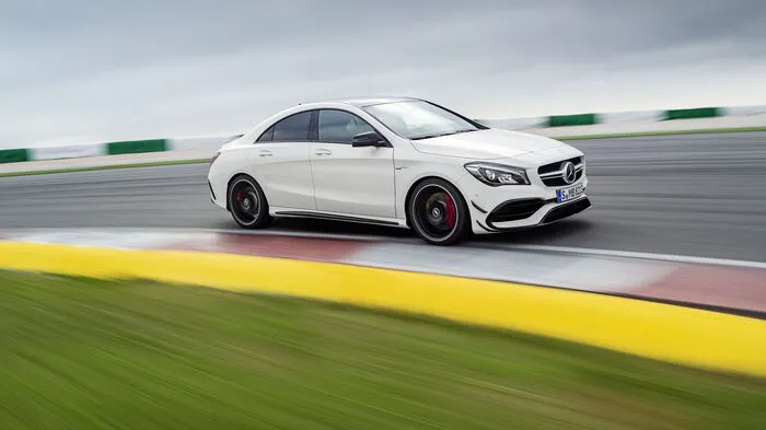 Neue Stoßfänger, ein serienmäßiger Diamantgrill in Schwarz und neue Leichtmetallräder schärfen den Look der von CLA und der Shooting-Brake-Version. Die Endrohrblenden selbst sind jetzt in den Stoßfänger integriert, was einerseits das Fahrzeug optisch breiter wirken lässt.
